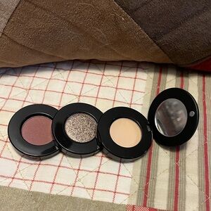 Younique mini palette - 3 shadows and mirror fold up into small layered circle